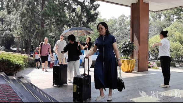股牛网 首次！武汉职工疗养院迎来新就业群体 万名快递小哥享受“带薪休假”