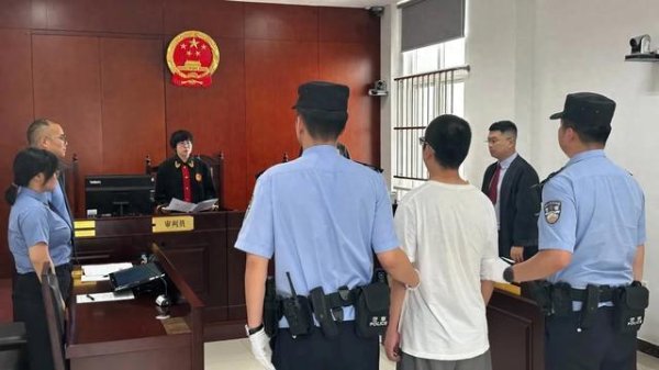 倍悦网配资 转卖假冒泡泡玛特手办男子获刑四年